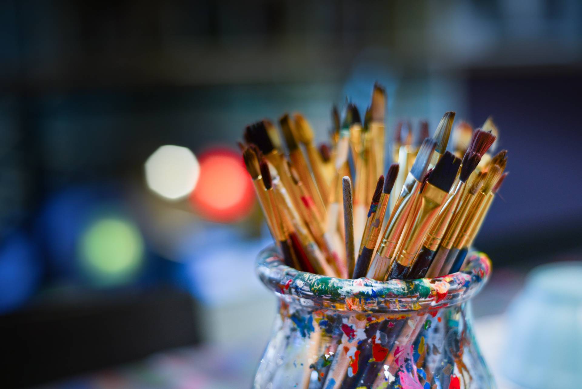 Photograph of a pot of paint brushes